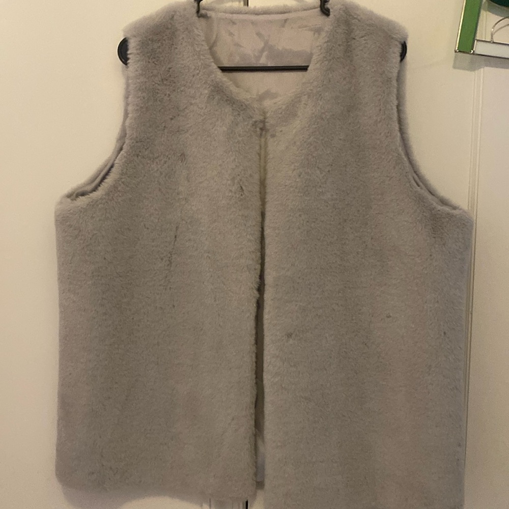 Mixit Brand. Light grey faux fur vest. EUC
Size L/XL